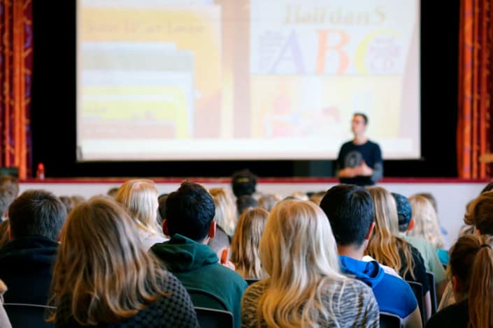 Jesper Sehested holder foredrag for elever i folkeskolen