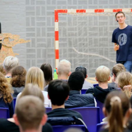 Jesper Sehested med ordblinde elever i skolen